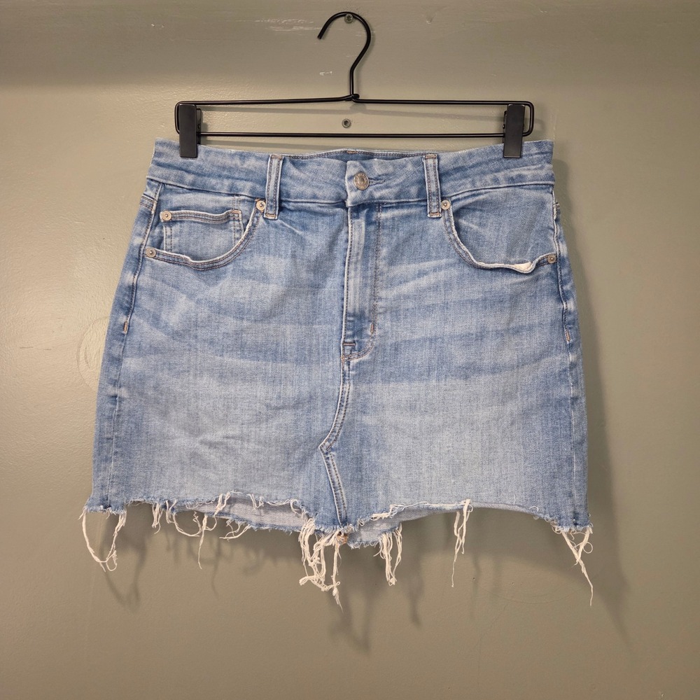 American Eagle Curvy Hi-Rise Mini Skirt Size 12 Light Wash Denim Distressed Hem